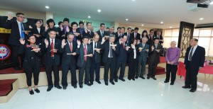 第63届董事宣誓就职，右起监誓人名誉会长叶荣和、黄茂桐。